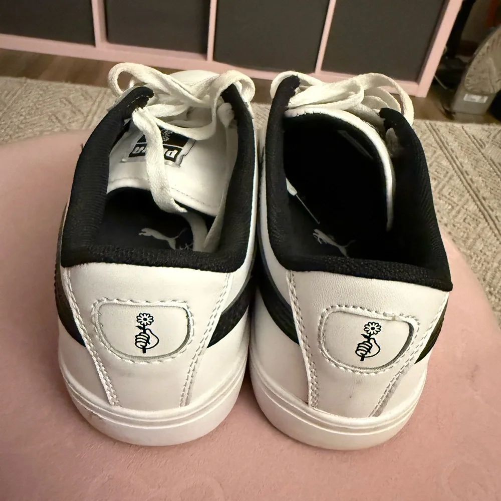 Puma White and Black Sneakers Minimalist Design NO BOX